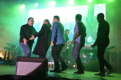 'Nebunie' la ERA Park: Brenciu şi orchestra lui au făcut show (FOTO / VIDEO)