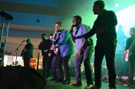 'Nebunie' la ERA Park: Brenciu şi orchestra lui au făcut show (FOTO / VIDEO)