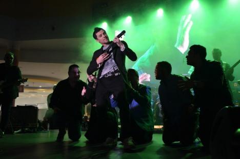 'Nebunie' la ERA Park: Brenciu şi orchestra lui au făcut show (FOTO / VIDEO)