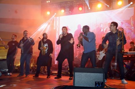 'Nebunie' la ERA Park: Brenciu şi orchestra lui au făcut show (FOTO / VIDEO)