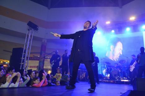 'Nebunie' la ERA Park: Brenciu şi orchestra lui au făcut show (FOTO / VIDEO)