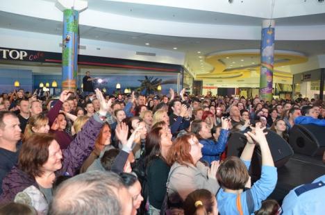 'Nebunie' la ERA Park: Brenciu şi orchestra lui au făcut show (FOTO / VIDEO)