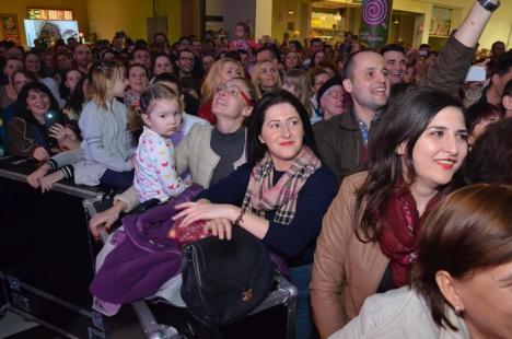 'Nebunie' la ERA Park: Brenciu şi orchestra lui au făcut show (FOTO / VIDEO)