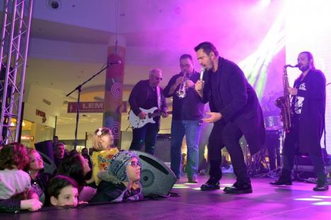 'Nebunie' la ERA Park: Brenciu şi orchestra lui au făcut show (FOTO / VIDEO)