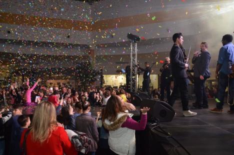 'Nebunie' la ERA Park: Brenciu şi orchestra lui au făcut show (FOTO / VIDEO)