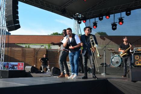 Puţini, dar inimoşi: Horia Brenciu a făcut show în faţa a sub 100 de spectatori, în Aquaparkul Oradea (FOTO / VIDEO)