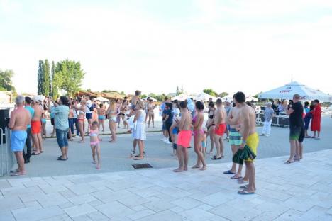 Puţini, dar inimoşi: Horia Brenciu a făcut show în faţa a sub 100 de spectatori, în Aquaparkul Oradea (FOTO / VIDEO)