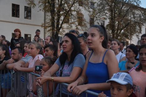 Ziua Diasporei: Loredana şi-a cântat hiturile şi a plusat cu o piesă bihorenească învăţată de la Cornel Borza, pe scena din Cetate (FOTO/VIDEO)