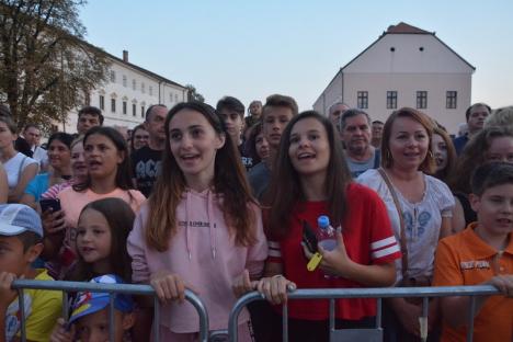 Ziua Diasporei: Loredana şi-a cântat hiturile şi a plusat cu o piesă bihorenească învăţată de la Cornel Borza, pe scena din Cetate (FOTO/VIDEO)