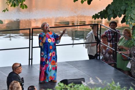 Mirabela Dauer a fermecat publicul orădean la concertul de lângă Casa Darvas - La Roche (FOTO/VIDEO)