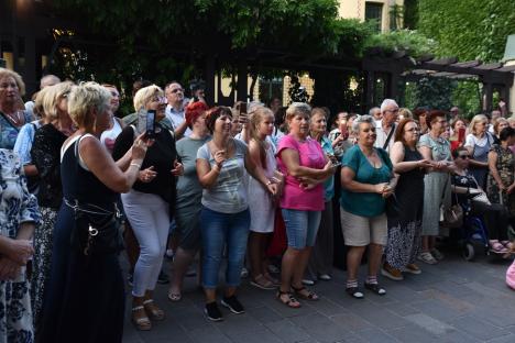 Mirabela Dauer a fermecat publicul orădean la concertul de lângă Casa Darvas - La Roche (FOTO/VIDEO)