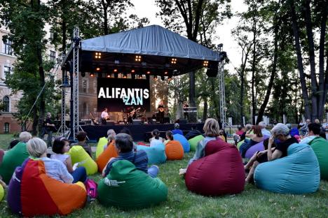 „Oradea mi-a rămas în suflet”. Nicu Alifantis a dat un concert-poveste în parcul Muzeului Țării Crișurilor (FOTO/VIDEO)