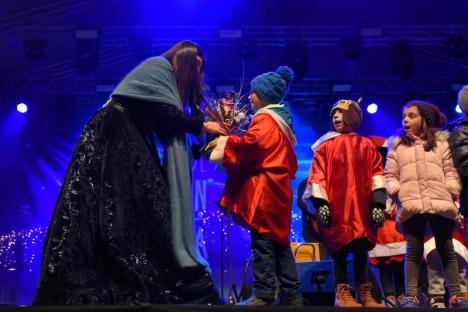 Paula Seling, cântăreața cu voce „de înger”, le-a cântat colinde orădenilor, la Târgul de Crăciun. La final, episcopul Virgil Bercea a îmbrățișat-o (FOTO / VIDEO)