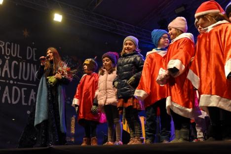 Paula Seling, cântăreața cu voce „de înger”, le-a cântat colinde orădenilor, la Târgul de Crăciun. La final, episcopul Virgil Bercea a îmbrățișat-o (FOTO / VIDEO)