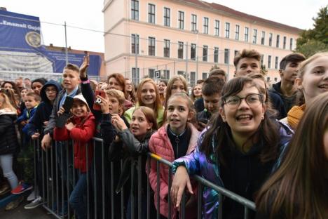 Smiley a fost al gojdiștilor! În premieră, în Oradea o asemenea vedetă le cântă elevilor în curtea școlii (FOTO / VIDEO)