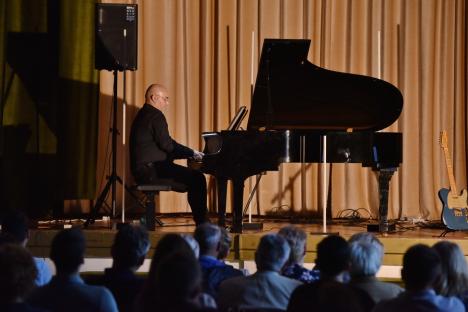 „Mr. Blues al României”, AG Weinberger, a cântat la Oradea alături de pianistul Thurzó Zoltán: „Nu mai vin cu așteptări în orașul meu natal” (FOTO/VIDEO)