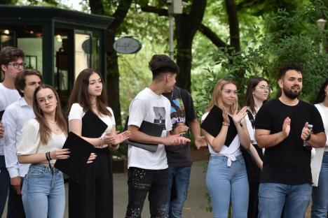 În cinstea Beatles: Elevii Liceului de Arte din Oradea au cântat melodii ale faimoasei trupe, într-un parc din oraș (FOTO/VIDEO)