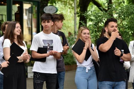 În cinstea Beatles: Elevii Liceului de Arte din Oradea au cântat melodii ale faimoasei trupe, într-un parc din oraș (FOTO/VIDEO)