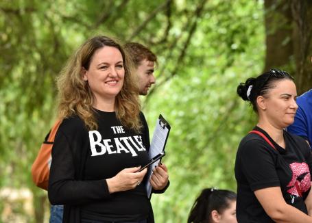 În cinstea Beatles: Elevii Liceului de Arte din Oradea au cântat melodii ale faimoasei trupe, într-un parc din oraș (FOTO/VIDEO)