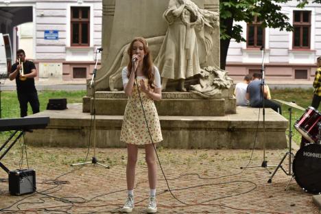 În cinstea Beatles: Elevii Liceului de Arte din Oradea au cântat melodii ale faimoasei trupe, într-un parc din oraș (FOTO/VIDEO)