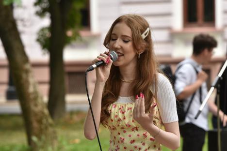 În cinstea Beatles: Elevii Liceului de Arte din Oradea au cântat melodii ale faimoasei trupe, într-un parc din oraș (FOTO/VIDEO)