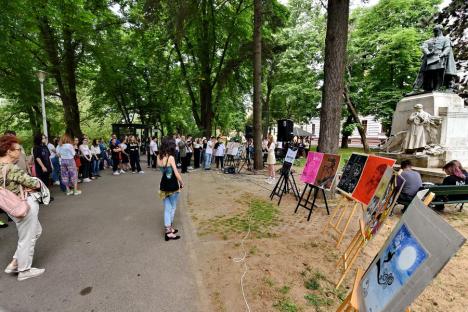 În cinstea Beatles: Elevii Liceului de Arte din Oradea au cântat melodii ale faimoasei trupe, într-un parc din oraș (FOTO/VIDEO)