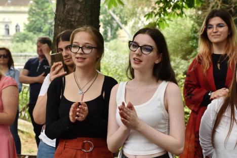 În cinstea Beatles: Elevii Liceului de Arte din Oradea au cântat melodii ale faimoasei trupe, într-un parc din oraș (FOTO/VIDEO)