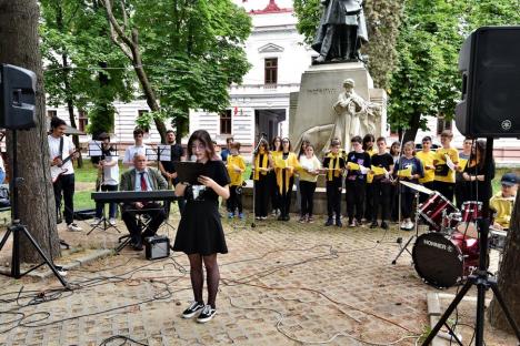 În cinstea Beatles: Elevii Liceului de Arte din Oradea au cântat melodii ale faimoasei trupe, într-un parc din oraș (FOTO/VIDEO)