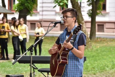 În cinstea Beatles: Elevii Liceului de Arte din Oradea au cântat melodii ale faimoasei trupe, într-un parc din oraș (FOTO/VIDEO)