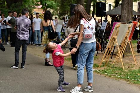 În cinstea Beatles: Elevii Liceului de Arte din Oradea au cântat melodii ale faimoasei trupe, într-un parc din oraș (FOTO/VIDEO)