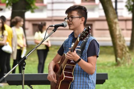 În cinstea Beatles: Elevii Liceului de Arte din Oradea au cântat melodii ale faimoasei trupe, într-un parc din oraș (FOTO/VIDEO)