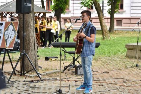 În cinstea Beatles: Elevii Liceului de Arte din Oradea au cântat melodii ale faimoasei trupe, într-un parc din oraș (FOTO/VIDEO)