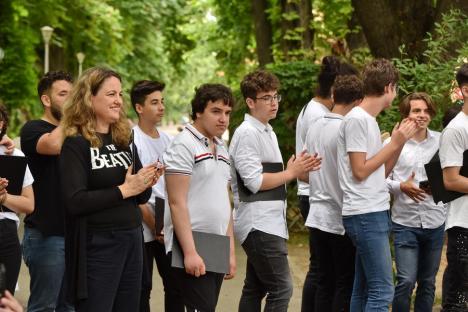 În cinstea Beatles: Elevii Liceului de Arte din Oradea au cântat melodii ale faimoasei trupe, într-un parc din oraș (FOTO/VIDEO)