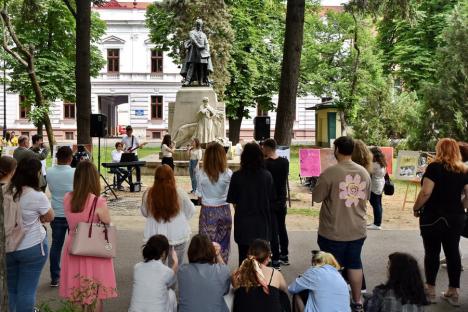 În cinstea Beatles: Elevii Liceului de Arte din Oradea au cântat melodii ale faimoasei trupe, într-un parc din oraș (FOTO/VIDEO)