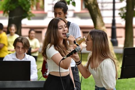 În cinstea Beatles: Elevii Liceului de Arte din Oradea au cântat melodii ale faimoasei trupe, într-un parc din oraș (FOTO/VIDEO)