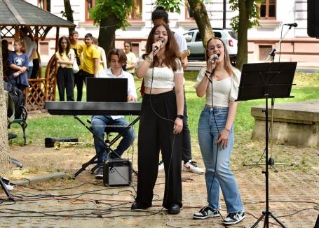 În cinstea Beatles: Elevii Liceului de Arte din Oradea au cântat melodii ale faimoasei trupe, într-un parc din oraș (FOTO/VIDEO)