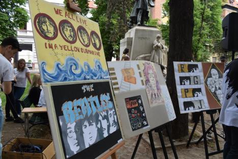 În cinstea Beatles: Elevii Liceului de Arte din Oradea au cântat melodii ale faimoasei trupe, într-un parc din oraș (FOTO/VIDEO)