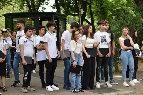 În cinstea Beatles: Elevii Liceului de Arte din Oradea au cântat melodii ale faimoasei trupe, într-un parc din oraș (FOTO/VIDEO)