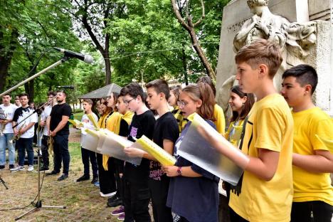 În cinstea Beatles: Elevii Liceului de Arte din Oradea au cântat melodii ale faimoasei trupe, într-un parc din oraș (FOTO/VIDEO)