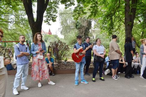 În cinstea Beatles: Elevii Liceului de Arte din Oradea au cântat melodii ale faimoasei trupe, într-un parc din oraș (FOTO/VIDEO)