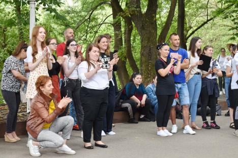 În cinstea Beatles: Elevii Liceului de Arte din Oradea au cântat melodii ale faimoasei trupe, într-un parc din oraș (FOTO/VIDEO)