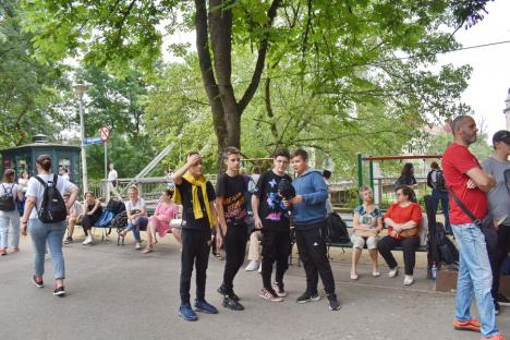 În cinstea Beatles: Elevii Liceului de Arte din Oradea au cântat melodii ale faimoasei trupe, într-un parc din oraș (FOTO/VIDEO)