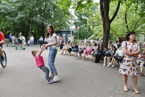 În cinstea Beatles: Elevii Liceului de Arte din Oradea au cântat melodii ale faimoasei trupe, într-un parc din oraș (FOTO/VIDEO)