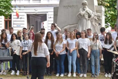 În cinstea Beatles: Elevii Liceului de Arte din Oradea au cântat melodii ale faimoasei trupe, într-un parc din oraș (FOTO/VIDEO)