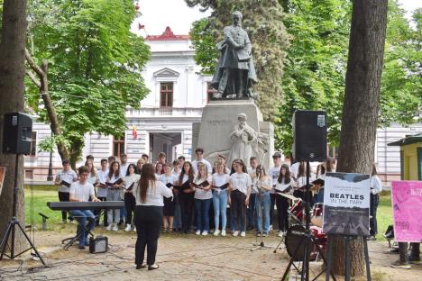 În cinstea Beatles: Elevii Liceului de Arte din Oradea au cântat melodii ale faimoasei trupe, într-un parc din oraș (FOTO/VIDEO)