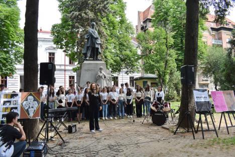 În cinstea Beatles: Elevii Liceului de Arte din Oradea au cântat melodii ale faimoasei trupe, într-un parc din oraș (FOTO/VIDEO)