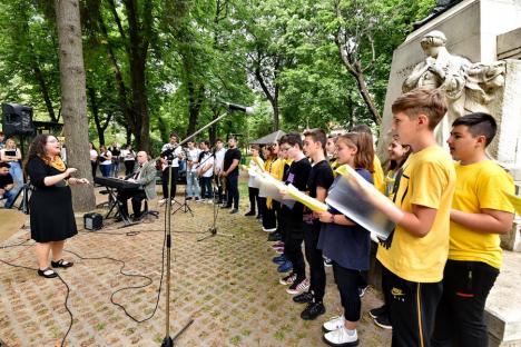 În cinstea Beatles: Elevii Liceului de Arte din Oradea au cântat melodii ale faimoasei trupe, într-un parc din oraș (FOTO/VIDEO)