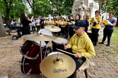 În cinstea Beatles: Elevii Liceului de Arte din Oradea au cântat melodii ale faimoasei trupe, într-un parc din oraș (FOTO/VIDEO)