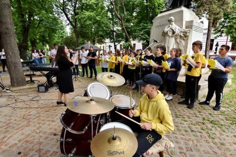 În cinstea Beatles: Elevii Liceului de Arte din Oradea au cântat melodii ale faimoasei trupe, într-un parc din oraș (FOTO/VIDEO)