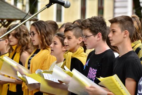 În cinstea Beatles: Elevii Liceului de Arte din Oradea au cântat melodii ale faimoasei trupe, într-un parc din oraș (FOTO/VIDEO)